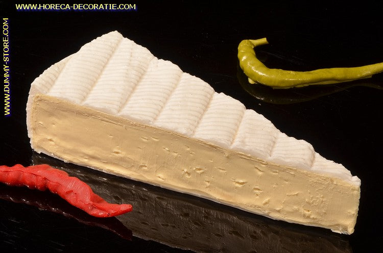Brie punt, 17x7 cm H: 4,5 cm kaasdummy - namaak - imitatie