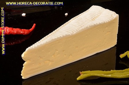 Brie punt, 15x5 cm H: 4,5 cm kaasdummy - namaak - imitatie