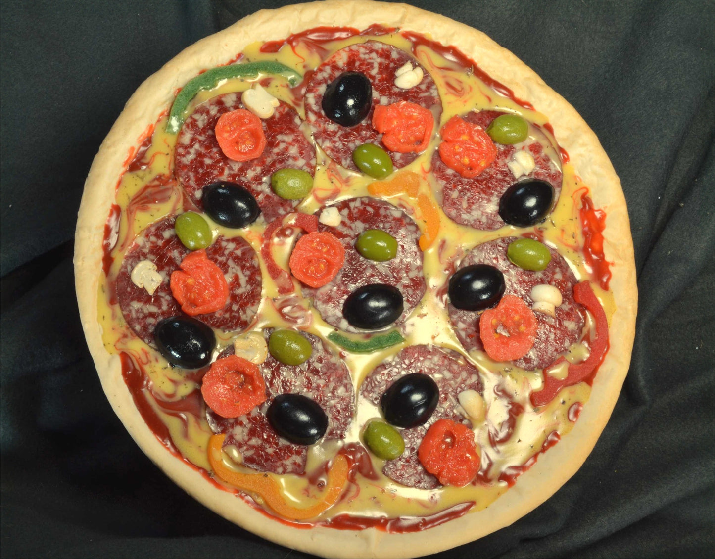 Pizza,Olijven, Tomaten, kaas en Salami - namaak 28 cm x 2 cm