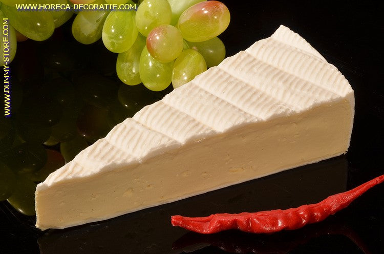 Brie punt, 17x7 cm H: 4,5 cm kaasdummy - namaak - imitatie