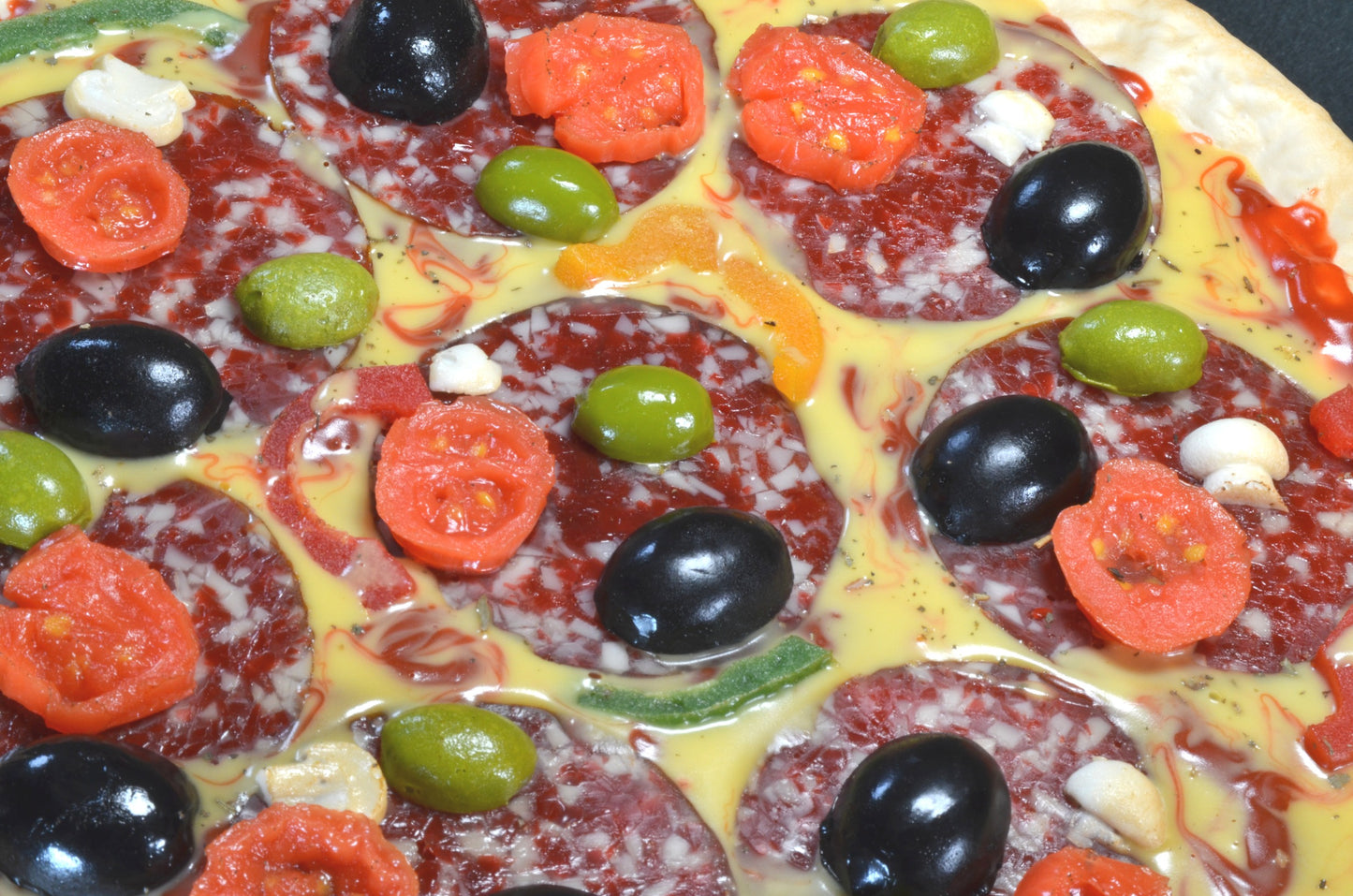 Pizza,Olijven, Tomaten, kaas en  Salami - namaak 28 cm x 2 cm