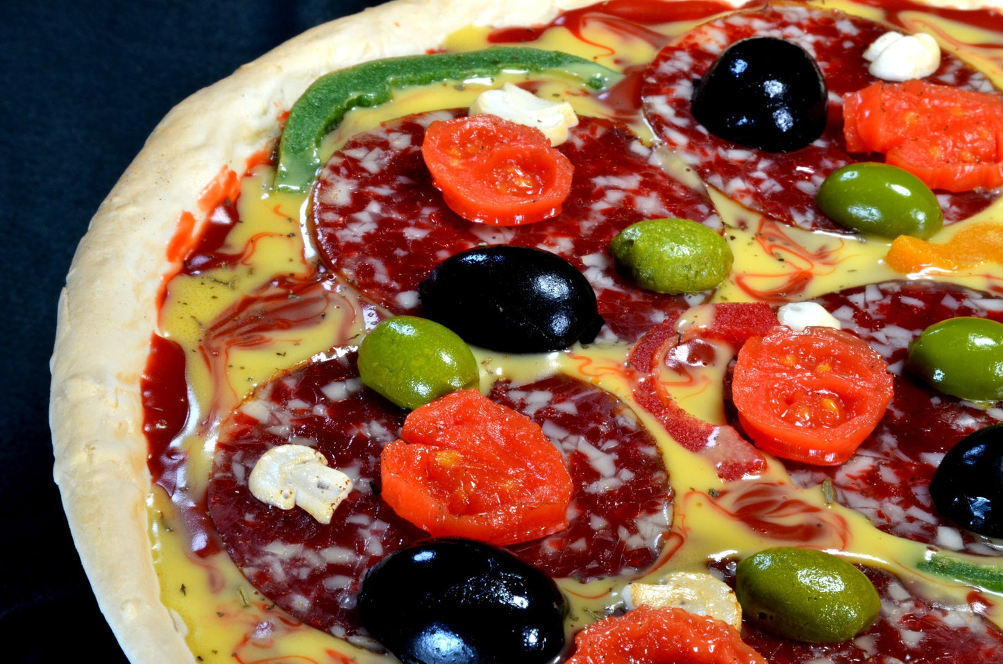 Pizza,Olijven, Tomaten, kaas en  Salami - namaak 28 cm x 2 cm