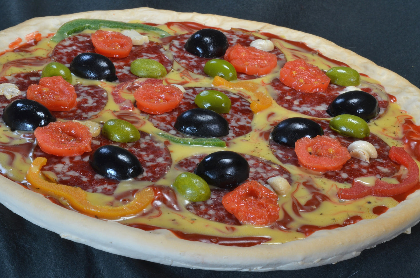 Pizza,Olijven, Tomaten, kaas en  Salami - namaak 28 cm x 2 cm