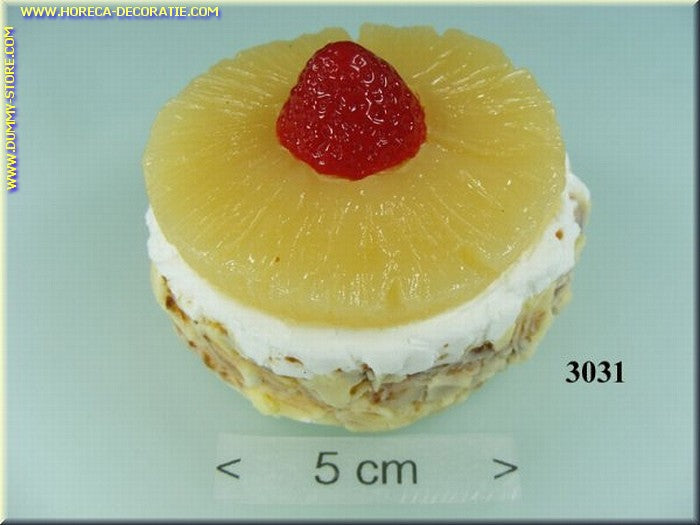 Taartje met ananas schijf, aardbei en slagroom - namaak