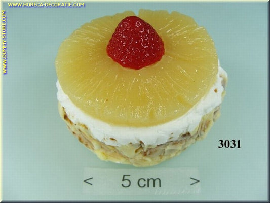 Taartje met ananas schijf, aardbei en slagroom - namaak