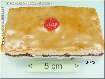 Koek met rood vruchtje - namaak - dummy